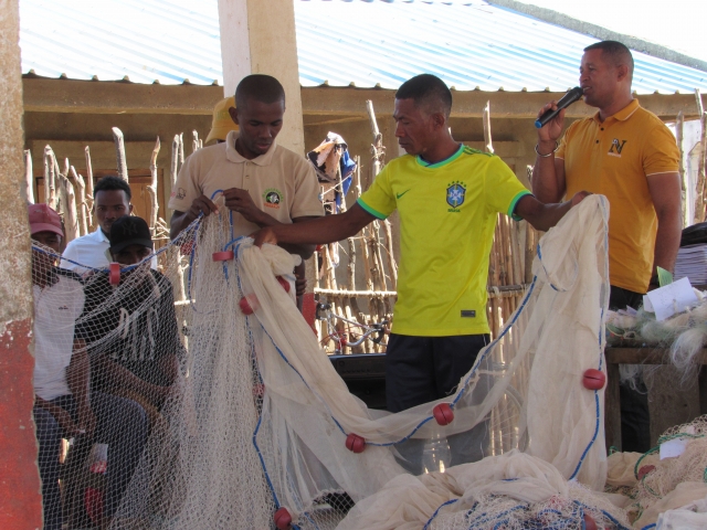 Nets exchange: a step forward in the preservation of lake Tseny and Paretroplus menarambo